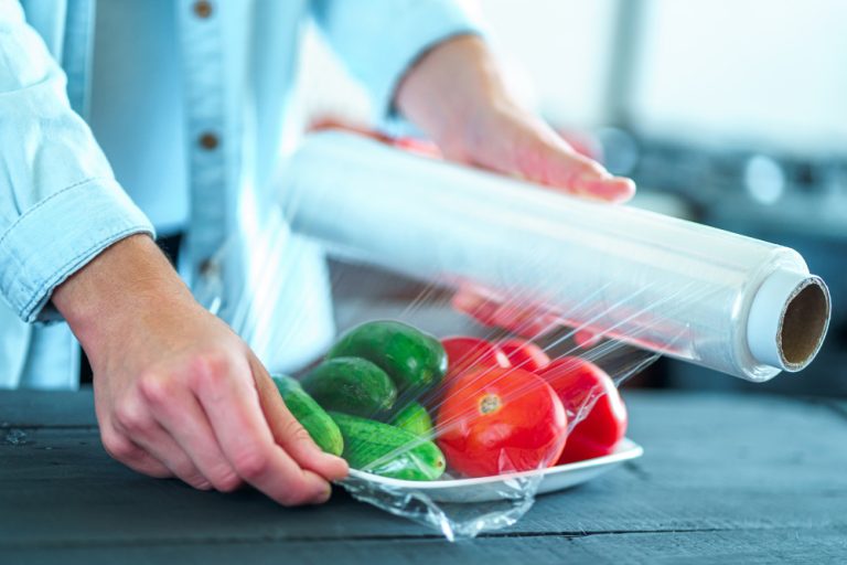 Quels sont les avantages d’un film étirable alimentaire professionnel pour la conservation et la protection des aliments ?